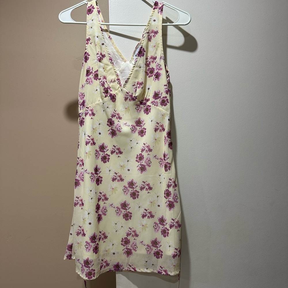 Princess Polly Floral V-Neck Dress in Cream and Purple